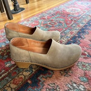 Women's Dansko leather clogs. Taupe/sand color. Size 39. Like new condition!